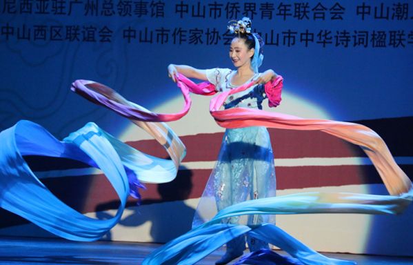 10、日本华侨胡红侣献演的中国古典长绸舞。_副本.jpg