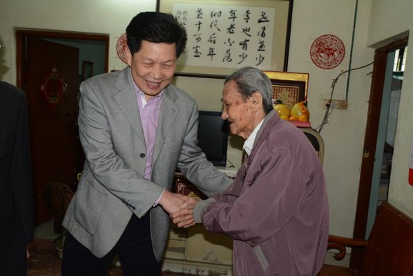 1慰问马来西亚归侨陈庆发。_副本.jpg