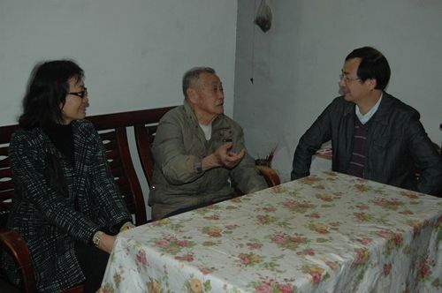 市侨联副主席杨彪(右)、市外事侨务局经联科长高妙葵(左)慰问马来西亚归侨何天贵(中)_副本.jpg
