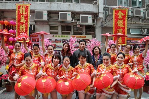 20150301黄圃镇民族艺术团派出表演队伍以盛世中华舞蹈项目参加香港第11届大角咀庙会,广受好评_