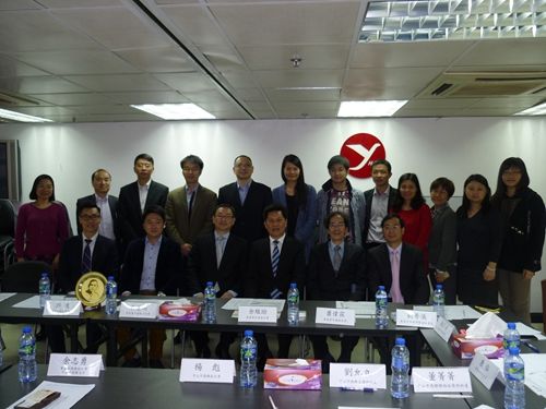 市侨联访问团与香港青年会与会人员合影留念_副本.jpg