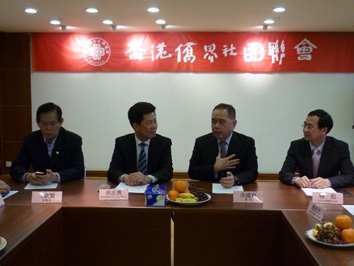 香港侨界社团联会会长余国春与访问团分享经贸信息_副本.jpg
