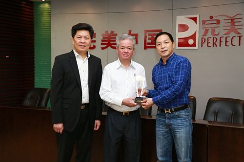 2古董事长受聘为荣誉会长_副本.jpg