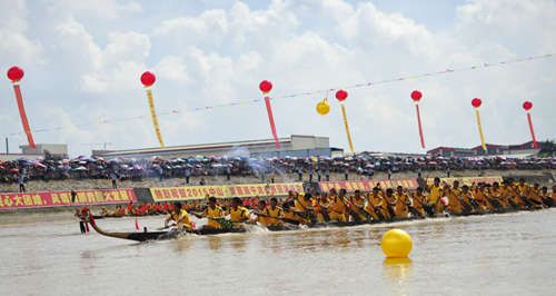 黄圃镇端午龙舟赛中的龙舟竞渡项目赛盛况_副本.jpg