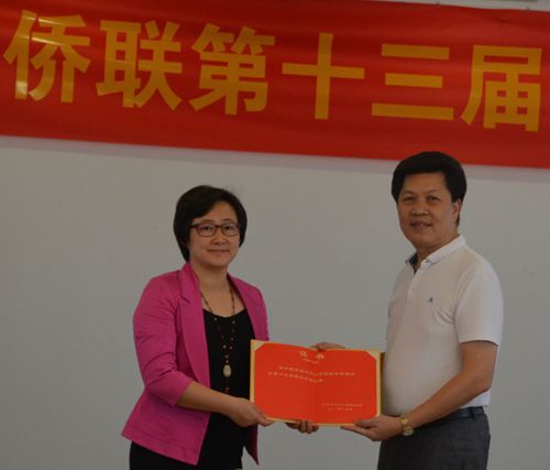 2市侨联主席余志勇（右）为新增副主席梁冬晓（左）颁发证书_副本.jpg