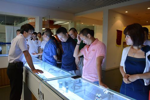 参观金日铝业有限公司的产品展厅_副本.jpg
