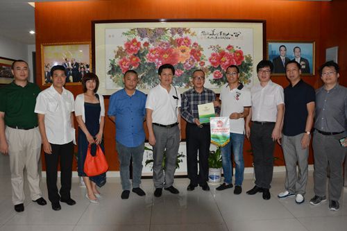 胡泽洪常务副会长代表市侨青联向魏海鹰顾问致送锦旗和侨青特刊_副本.jpg