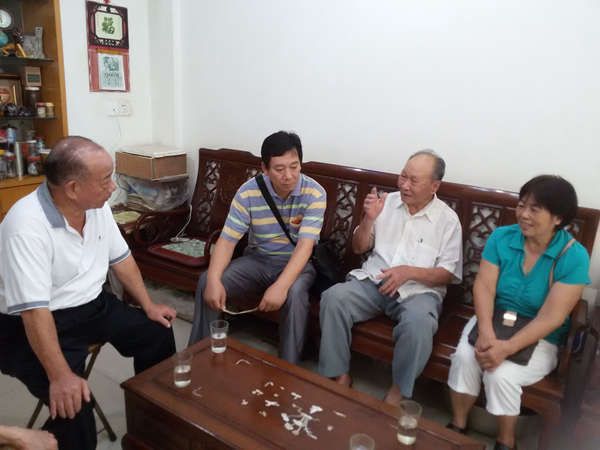黄圃镇侨联慰问马来西亚归侨(右二)_副本.jpg