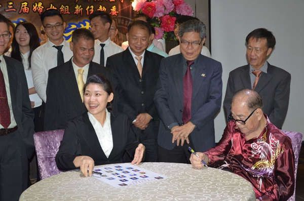 新任青年团团长郭美晨在方志仁见证在宣誓书上签名_副本.jpg