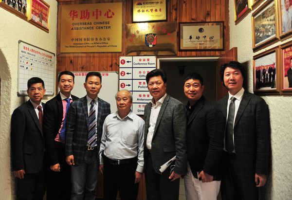 4、在国侨办“华助中心”牌匾下合影留念_副本.jpg