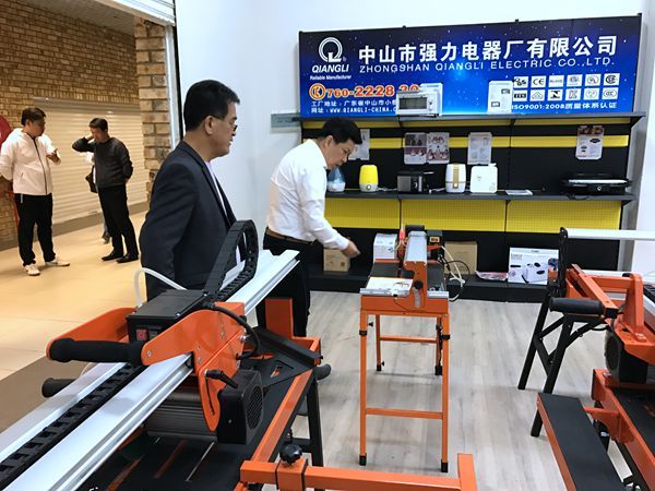 6、参观已进驻的中山企业展场_副本.jpg