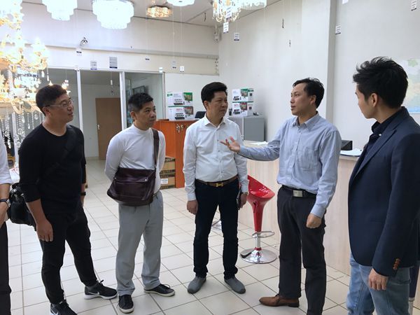 5、与展区的灯饰企业交流_副本.jpg