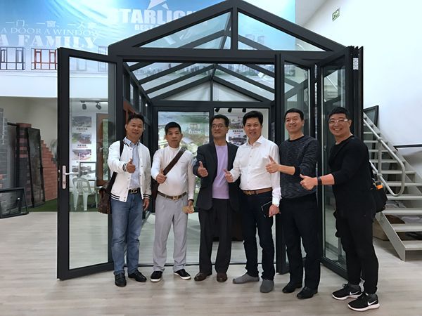 4、刘泽星副会长已进驻的产品展场_副本.jpg