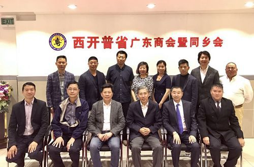 1、考察团一行与康永总领事、商会侨领一起合影_副本.jpg
