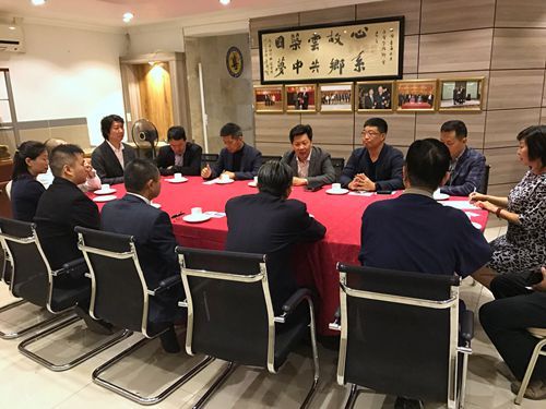 2、与商会侨领开展友好交流_副本.jpg