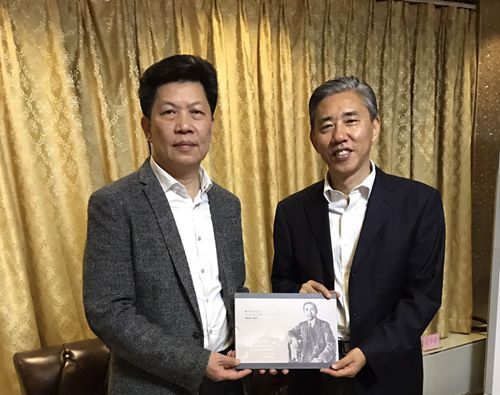 6、向康勇总领事致赠孙中山纪念邮册_副本.jpg
