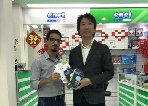 9、郑泳能副会长推介公司的产品，寻求与当地手机批发商合作_副本.jpg