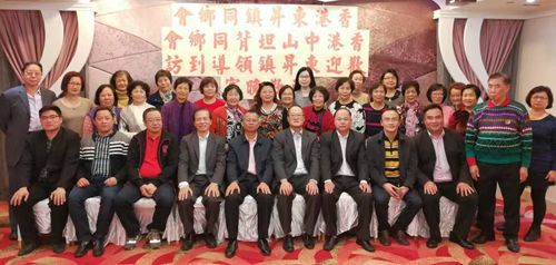 镇领导与同乡会乡亲合影_副本.jpg