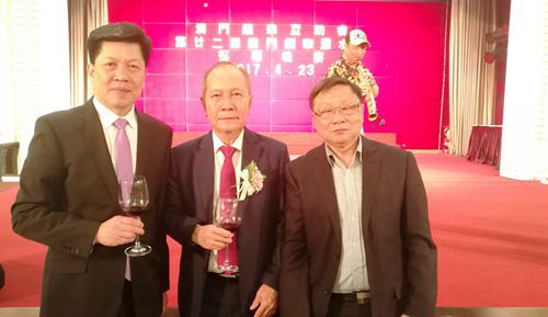 4月22日，余志勇主席与澳门缅华互助会主席黄琼成（中）等在泼水节晚会上合照_副本.jpg