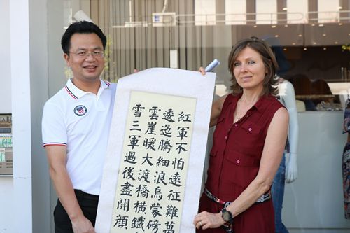 在Centergross小镇参观交流。镇长邹小龙（左）致送纪念品。_副本.jpg