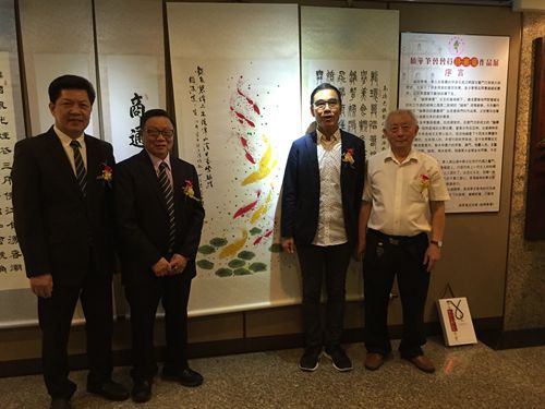 中山市侨联主席余志勇与缅华笔友会员的参展作品面前合影_副本.jpg
