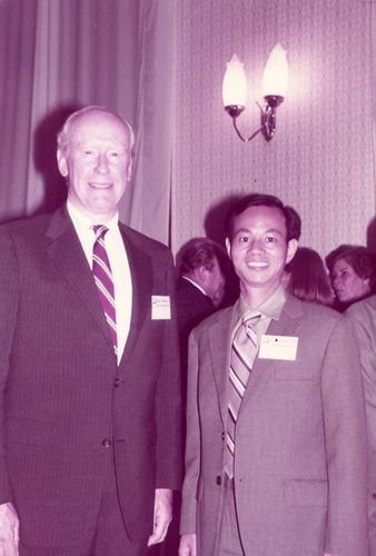 1984年，在国际玻璃研討会上，与美国著名科学家，美国材料科学委员会委员，美国能源科学委员会委员普林