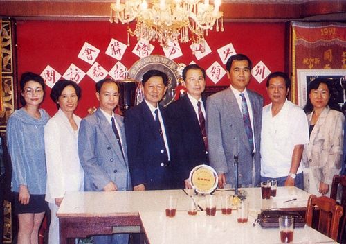 1995年12月，余华主席（左4）与侨联领导拜访香港榄镇同乡会.jpg