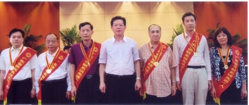 3、容余扶（右三）获广东省侨联系统先进个人称号。jpg.jpg