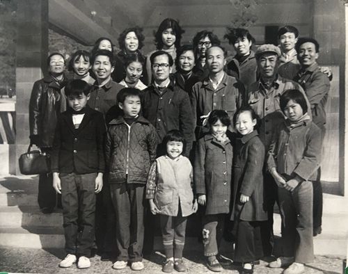 1980年麦惠兰（三排中）带领师生参加活动。.jpg