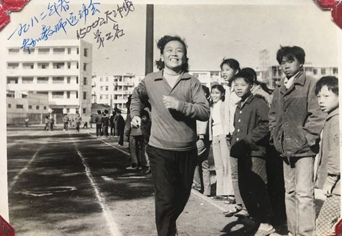1982年麦惠兰参加教师运动会获女子1500米第二名。.jpg