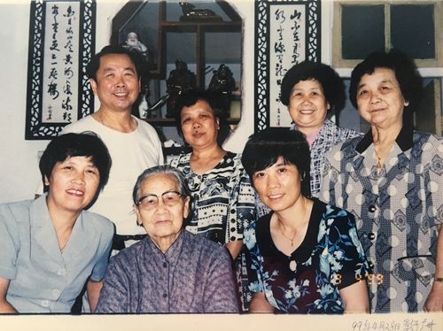 麦惠兰（右一）与妈妈、弟妹、弟媳妇合影。.jpg