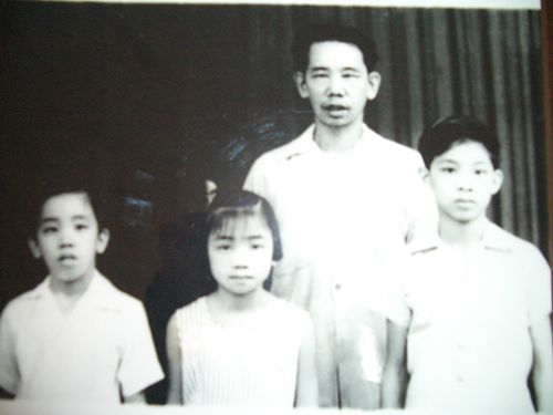 1959年邓伟达回国时与父亲、弟妹合照。右一为邓伟达.jpg