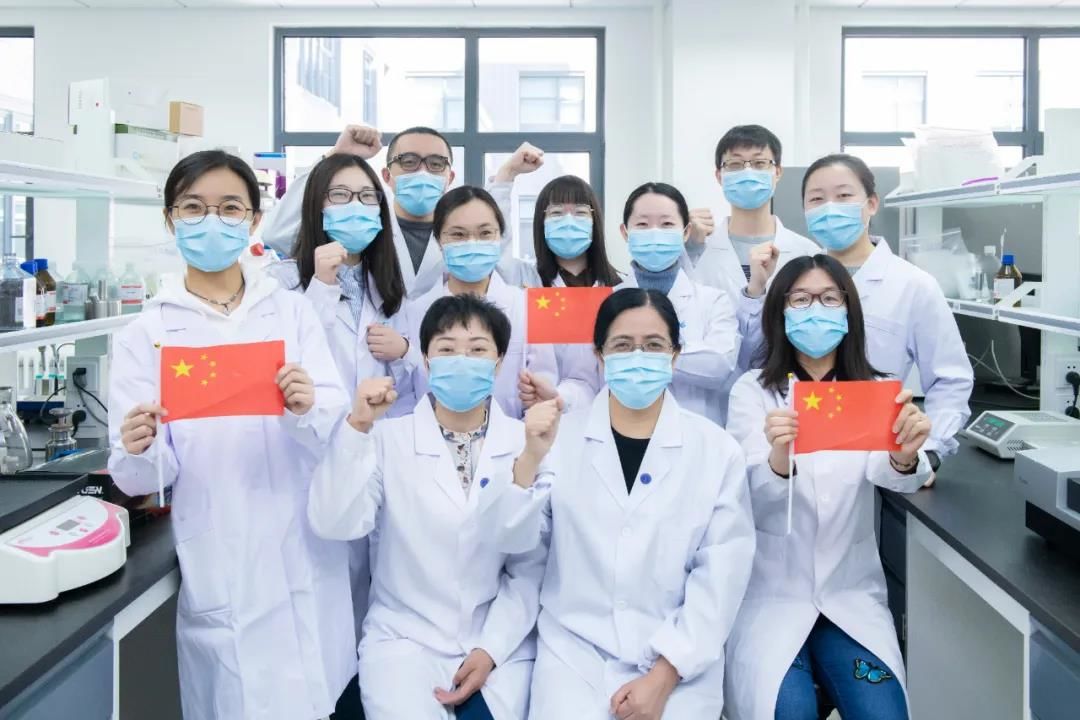 严景华研究员科研攻关团队（前排右二为严景华）.jpg