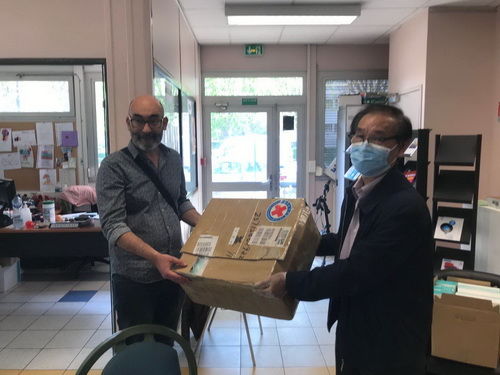 塞纳河畔伊夫里市市长亲自到社区义工站接收彭溢威捐赠的口罩。_调整大小.jpg