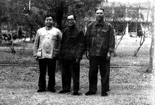 老同志合影：刘震球（中）、甘岳雄（左）.jpg