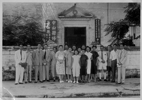 苏仲英在中山县妇女部与同事合影。.jpg