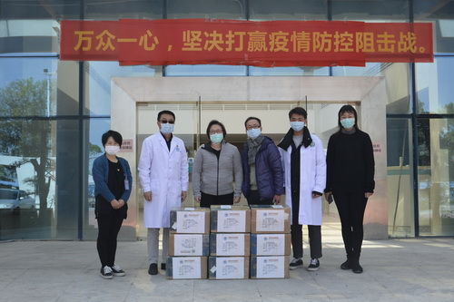 高妙葵（右一）与医院工作人员一同接收美国酒店华裔协会主席黄华清捐赠的抗疫物资_调整大小.jpg