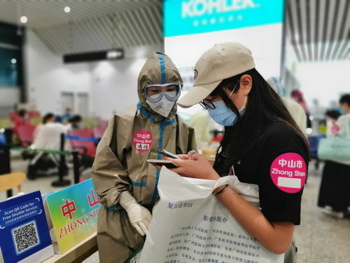 冯培正在询问旅客相关情况_调整大小.jpg