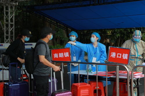 冯培协调安排境外旅客入住中转隔离酒店_调整大小.jpg
