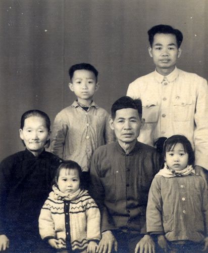 吴蔚新与家人合影.jpg