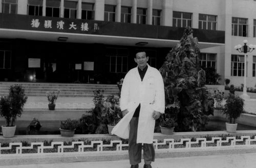 在人民医院大楼留影.jpg
