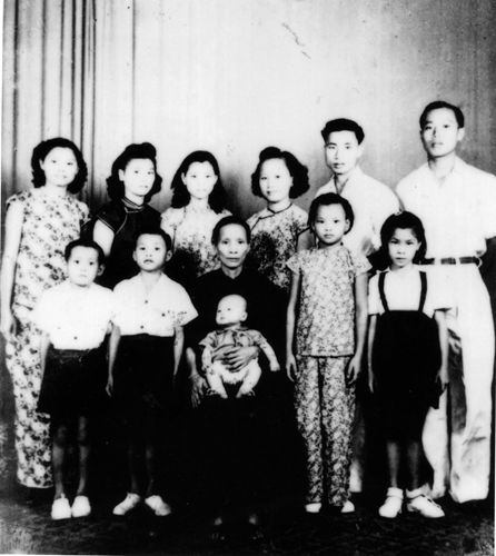 1948年秋同，回国前与亲友合影留念。.jpg