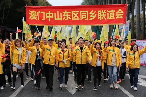 澳门中山东区同乡联谊会乡亲回乡参加慈善万人行巡游活动_调整大小.jpg