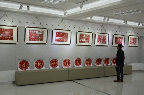 “祖国我爱您——梁杰康剪纸作品展”在中山市文艺家活动中心顺利开幕2_调整大小.JPG