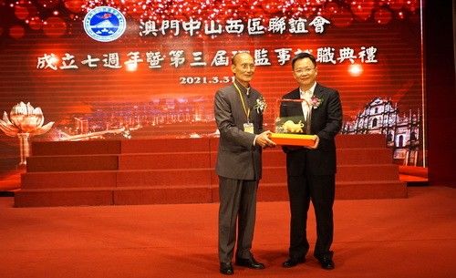 中山市侨联主席刘志巍代表中山市祝贺团赠送纪念品_调整大小.jpg