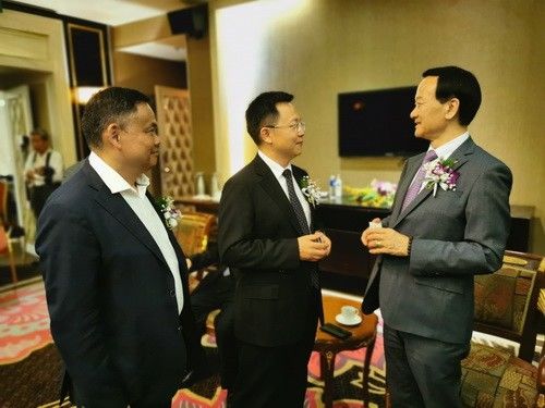 与澳门归侨总会会长刘艺良交流_调整大小.jpg