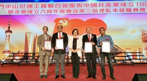 梁冬晓副主席颁发聘书_调整大小.jpg