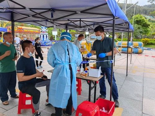 6月9日，南区街道统战办副主任陆永强在星悦大信核酸检测点了解现场工作情况。_调整大小.jpg