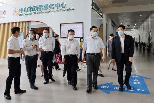 中国侨联副主席程学源（右二）到中山市新侨服务中心调研_调整大小.jpg