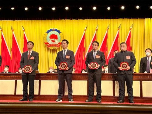 陈越安（右二）参与的《关于进一步把文化元素融入孙文西路步行街片区改造的建议》获得2022年度优秀提案